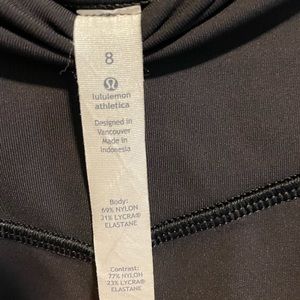 Lululemon leggings size 8.  Seems to be older style but still great condition.